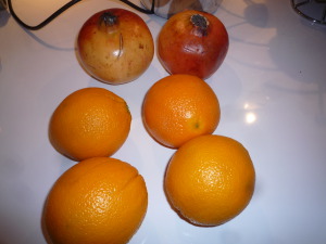 Les ingrédients pour mon nouveau jus : oranges et grenades