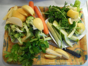 légumes et fruits coupés pour préparation jus vert