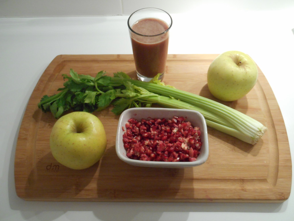 La recette du jus céleri-pomme-grenade rapide à préparer La recette du jus céleri-pomme-grenade rapide à préparer